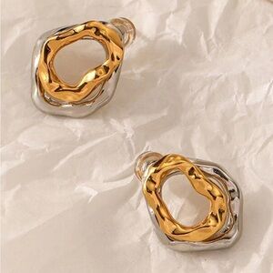 BRAND NEW💛SUPER CHIC textured gold plated doublelayer two-tone stud earrings
